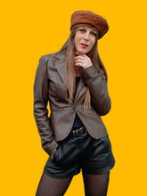 Charger l'image dans la galerie, Chapeau vintage Clémence - Béret plat caramel à boutons fantaisie.