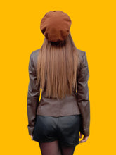 Charger l'image dans la galerie, Chapeau vintage Clémence - Béret plat caramel à boutons fantaisie.