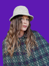 Charger l'image dans la galerie, Chapeau vintage Daphnée -100 % Laine beige chinée. Fabriqué en France