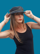 Charger l'image dans la galerie, Casquette vintage Lana - Cuir noir, visière cloutée et chaîne. Biker. Made in USA