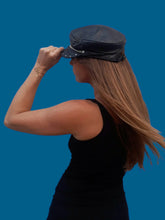 Charger l'image dans la galerie, Casquette vintage Lana - Cuir noir, visière cloutée et chaîne. Biker. Made in USA