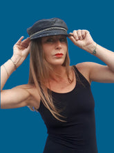 Charger l'image dans la galerie, Casquette vintage Lana - Cuir noir, visière cloutée et chaîne. Biker. Made in USA