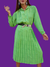 Charger l'image dans la galerie, Ensemble vintage Jorj - Jupe plissée et chemisier vert acidulé à pois marine. Taille XL, 42, 44. Made in France