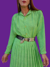 Charger l'image dans la galerie, Ensemble vintage Jorj - Jupe plissée et chemisier vert acidulé à pois marine. Taille XL, 42, 44. Made in France