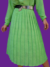 Charger l'image dans la galerie, Ensemble vintage Jorj - Jupe plissée et chemisier vert acidulé à pois marine. Taille XL, 42, 44. Made in France