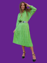 Charger l'image dans la galerie, Ensemble vintage Jorj - Jupe plissée et chemisier vert acidulé à pois marine. Taille XL, 42, 44. Made in France