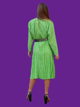 Charger l'image dans la galerie, Ensemble vintage Jorj - Jupe plissée et chemisier vert acidulé à pois marine. Taille XL, 42, 44. Made in France