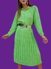 Charger l'image dans la galerie, Ensemble vintage Jorj - Jupe plissée et chemisier vert acidulé à pois marine. Taille XL, 42, 44. Made in France