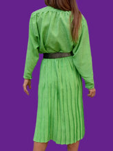 Charger l'image dans la galerie, Ensemble vintage Jorj - Jupe plissée et chemisier vert acidulé à pois marine. Taille XL, 42, 44. Made in France