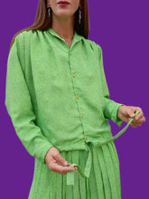 Charger l'image dans la galerie, Ensemble vintage Jorj - Jupe plissée et chemisier vert acidulé à pois marine. Taille XL, 42, 44. Made in France