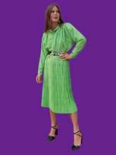 Charger l'image dans la galerie, Ensemble vintage Jorj - Jupe plissée et chemisier vert acidulé à pois marine. Taille XL, 42, 44. Made in France