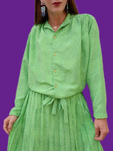 Charger l'image dans la galerie, Ensemble vintage Jorj - Jupe plissée et chemisier vert acidulé à pois marine. Taille XL, 42, 44. Made in France