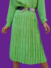 Charger l'image dans la galerie, Ensemble vintage Jorj - Jupe plissée et chemisier vert acidulé à pois marine. Taille XL, 42, 44. Made in France