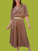 Charger l'image dans la galerie, Ensemble vintage Ann - Chemisier et jupe plissée marron. Taille M, 38, 40. Franck Olivier. Made in France