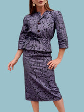 Charger l'image dans la galerie, Ensemble vintage Flo - Jupe crayon et top à basque. Fleuri noir et violet. Taille S, 36, 38.