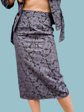 Charger l'image dans la galerie, Ensemble vintage Flo - Jupe crayon et top à basque. Fleuri noir et violet. Taille S, 36, 38.
