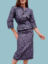 Charger l'image dans la galerie, Ensemble vintage Flo - Jupe crayon et top à basque. Fleuri noir et violet. Taille S, 36, 38.