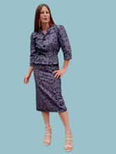 Charger l'image dans la galerie, Ensemble vintage Flo - Jupe crayon et top à basque. Fleuri noir et violet. Taille S, 36, 38.