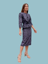 Charger l'image dans la galerie, Ensemble vintage Flo - Jupe crayon et top à basque. Fleuri noir et violet. Taille S, 36, 38.