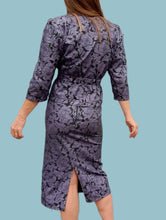 Charger l'image dans la galerie, Ensemble vintage Flo - Jupe crayon et top à basque. Fleuri noir et violet. Taille S, 36, 38.