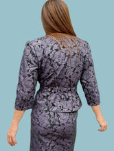 Charger l'image dans la galerie, Ensemble vintage Flo - Jupe crayon et top à basque. Fleuri noir et violet. Taille S, 36, 38.