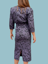 Charger l'image dans la galerie, Ensemble vintage Flo - Jupe crayon et top à basque. Fleuri noir et violet. Taille S, 36, 38.