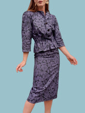 Charger l'image dans la galerie, Ensemble vintage Flo - Jupe crayon et top à basque. Fleuri noir et violet. Taille S, 36, 38.