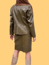 Charger l'image dans la galerie, Ensemble vintage Anaë - Blazer & jupe crayon façon peau de serpent kaki. Taille M, 38, 40