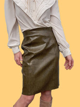 Charger l'image dans la galerie, Ensemble vintage Anaë - Blazer & jupe crayon façon peau de serpent kaki. Taille M, 38, 40
