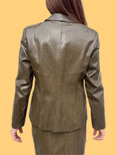 Charger l'image dans la galerie, Ensemble vintage Anaë - Blazer & jupe crayon façon peau de serpent kaki. Taille M, 38, 40