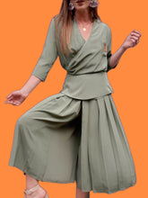 Charger l'image dans la galerie, Ensemble vintage Nelly - Jupe culotte et chemisier à basque kaki. Taille S, 36, 38. Franck Olivier Paris. Made in France.