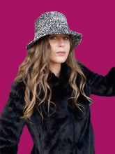 Charger l'image dans la galerie, Chapeau vintage Anaëlle - Soie naturelle et motifs léopard