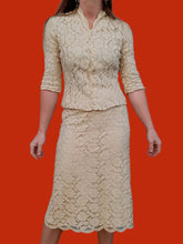 Charger l'image dans la galerie, Ensemble vintage Amy - Blazer et jupe écru en dentelle doublé de soie à pois. Taille XS, 34, 36. Armand Ventilo. Made in France.