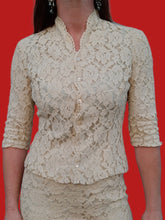 Charger l'image dans la galerie, Ensemble vintage Amy - Blazer et jupe écru en dentelle doublé de soie à pois. Taille XS, 34, 36. Armand Ventilo. Made in France.
