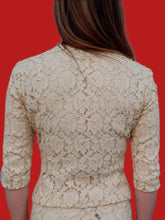 Charger l'image dans la galerie, Ensemble vintage Amy - Blazer et jupe écru en dentelle doublé de soie à pois. Taille XS, 34, 36. Armand Ventilo. Made in France.