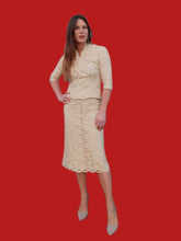 Charger l'image dans la galerie, Ensemble vintage Amy - Blazer et jupe écru en dentelle doublé de soie à pois. Taille XS, 34, 36. Armand Ventilo. Made in France.