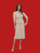 Charger l'image dans la galerie, Ensemble vintage Amy - Blazer et jupe écru en dentelle doublé de soie à pois. Taille XS, 34, 36. Armand Ventilo. Made in France.