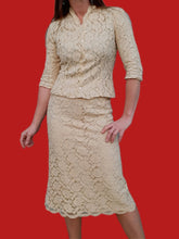 Charger l'image dans la galerie, Ensemble vintage Amy - Blazer et jupe écru en dentelle doublé de soie à pois. Taille XS, 34, 36. Armand Ventilo. Made in France.