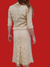 Charger l'image dans la galerie, Ensemble vintage Amy - Blazer et jupe écru en dentelle doublé de soie à pois. Taille XS, 34, 36. Armand Ventilo. Made in France.