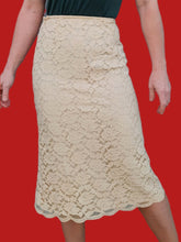 Charger l'image dans la galerie, Ensemble vintage Amy - Blazer et jupe écru en dentelle doublé de soie à pois. Taille XS, 34, 36. Armand Ventilo. Made in France.