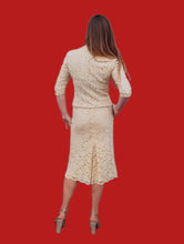 Charger l'image dans la galerie, Ensemble vintage Amy - Blazer et jupe écru en dentelle doublé de soie à pois. Taille XS, 34, 36. Armand Ventilo. Made in France.