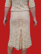 Charger l'image dans la galerie, Ensemble vintage Amy - Blazer et jupe écru en dentelle doublé de soie à pois. Taille XS, 34, 36. Armand Ventilo. Made in France.