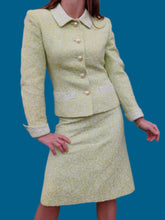 Charger l'image dans la galerie, Ensemble vintage Marie - Veste et jupe vert anis et blanc fleuri. Taille S, 36, 38. Made in France. Richard Carrière.