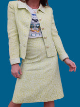 Charger l'image dans la galerie, Ensemble vintage Marie - Veste et jupe vert anis et blanc fleuri. Taille S, 36, 38. Made in France. Richard Carrière.