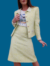 Charger l'image dans la galerie, Ensemble vintage Marie - Veste et jupe vert anis et blanc fleuri. Taille S, 36, 38. Made in France. Richard Carrière.
