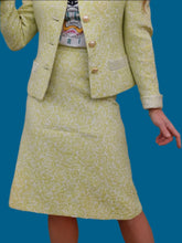 Charger l'image dans la galerie, Ensemble vintage Marie - Veste et jupe vert anis et blanc fleuri. Taille S, 36, 38. Made in France. Richard Carrière.