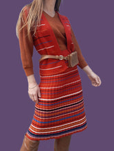 Charger l'image dans la galerie, Ensemble vintage Camille - Gilet et jupe Lainage rouge rayé. Taille S, 36, 38. Made in France