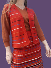 Charger l'image dans la galerie, Ensemble vintage Camille - Gilet et jupe Lainage rouge rayé. Taille S, 36, 38. Made in France