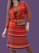 Charger l'image dans la galerie, Ensemble vintage Camille - Gilet et jupe Lainage rouge rayé. Taille S, 36, 38. Made in France