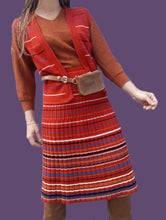 Charger l'image dans la galerie, Ensemble vintage Camille - Gilet et jupe Lainage rouge rayé. Taille S, 36, 38. Made in France